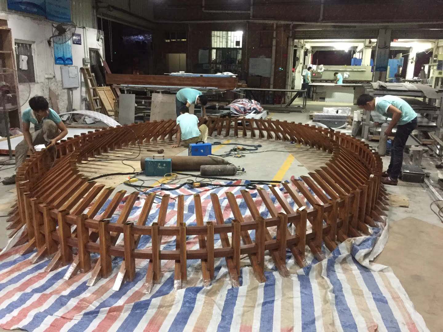 美國開心點餐廳:木紋不銹鋼天花裝飾 美國開心點餐廳:木紋不銹鋼天花裝飾